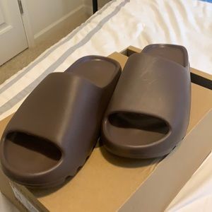 Yeezy Soot Slides